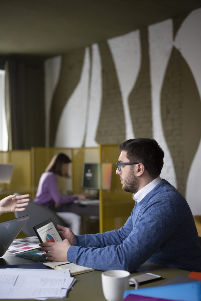 medium-shot-people-debating-ideas